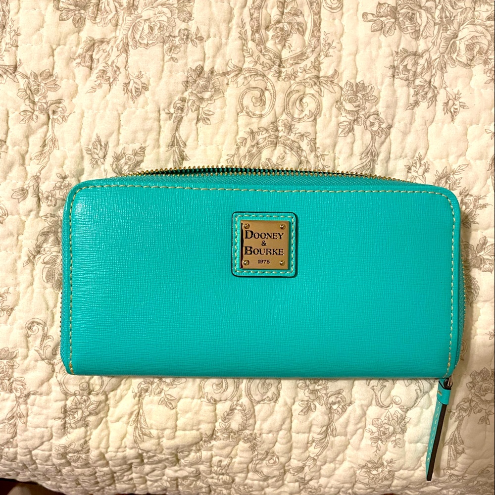 Dooney and Bourke mint wallet